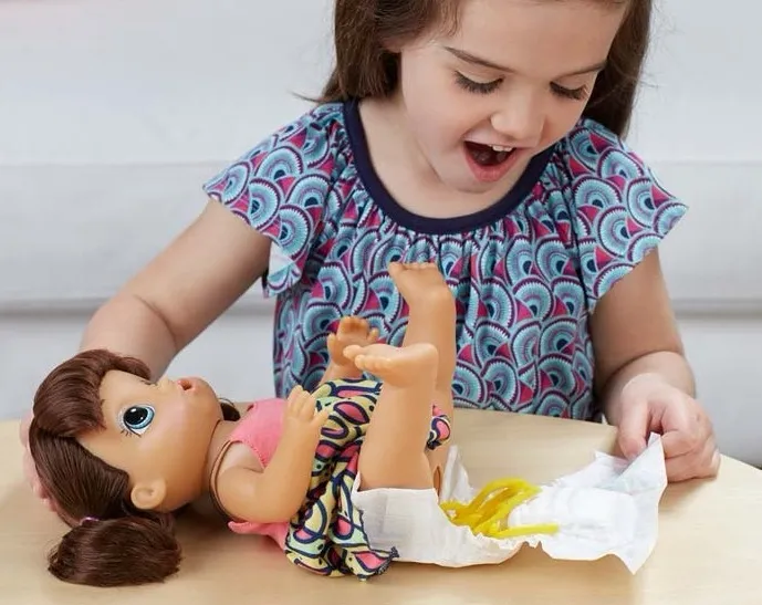 muñeca que hace caca