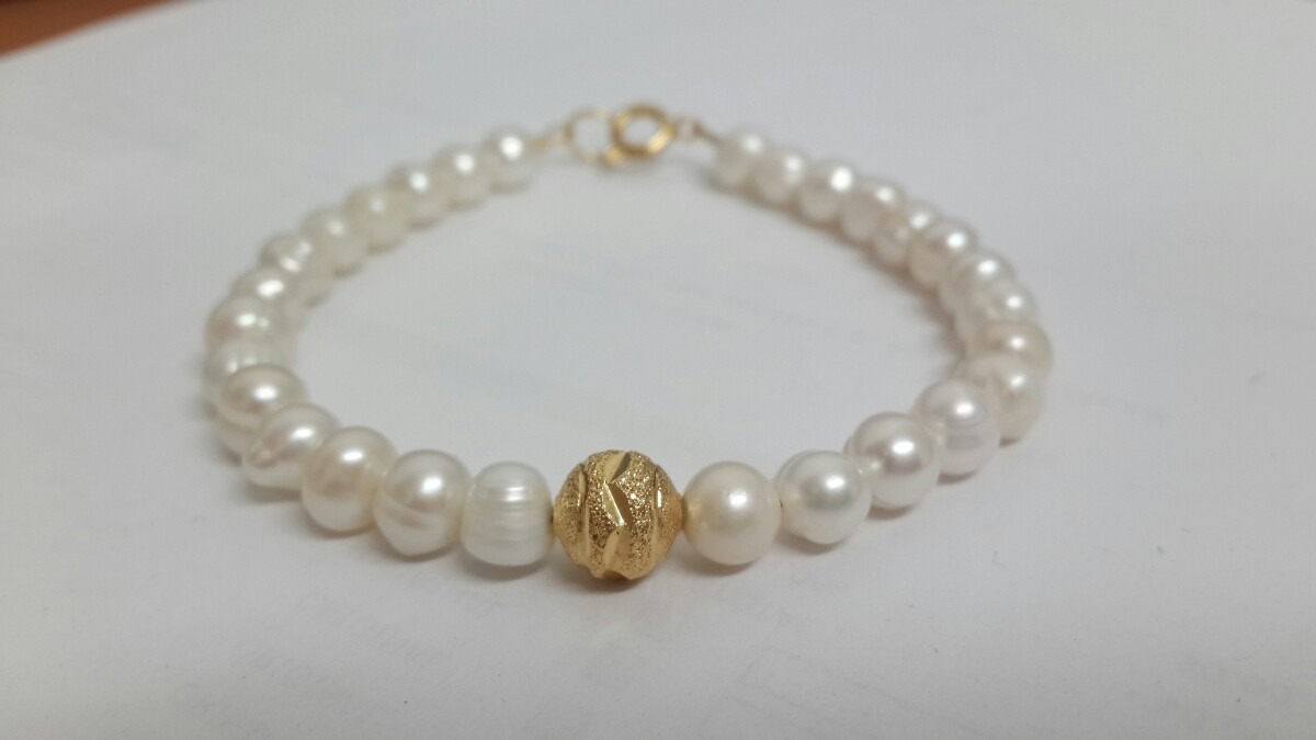 bisuteria. pulcera de perlas cultivadas con chapa de oro