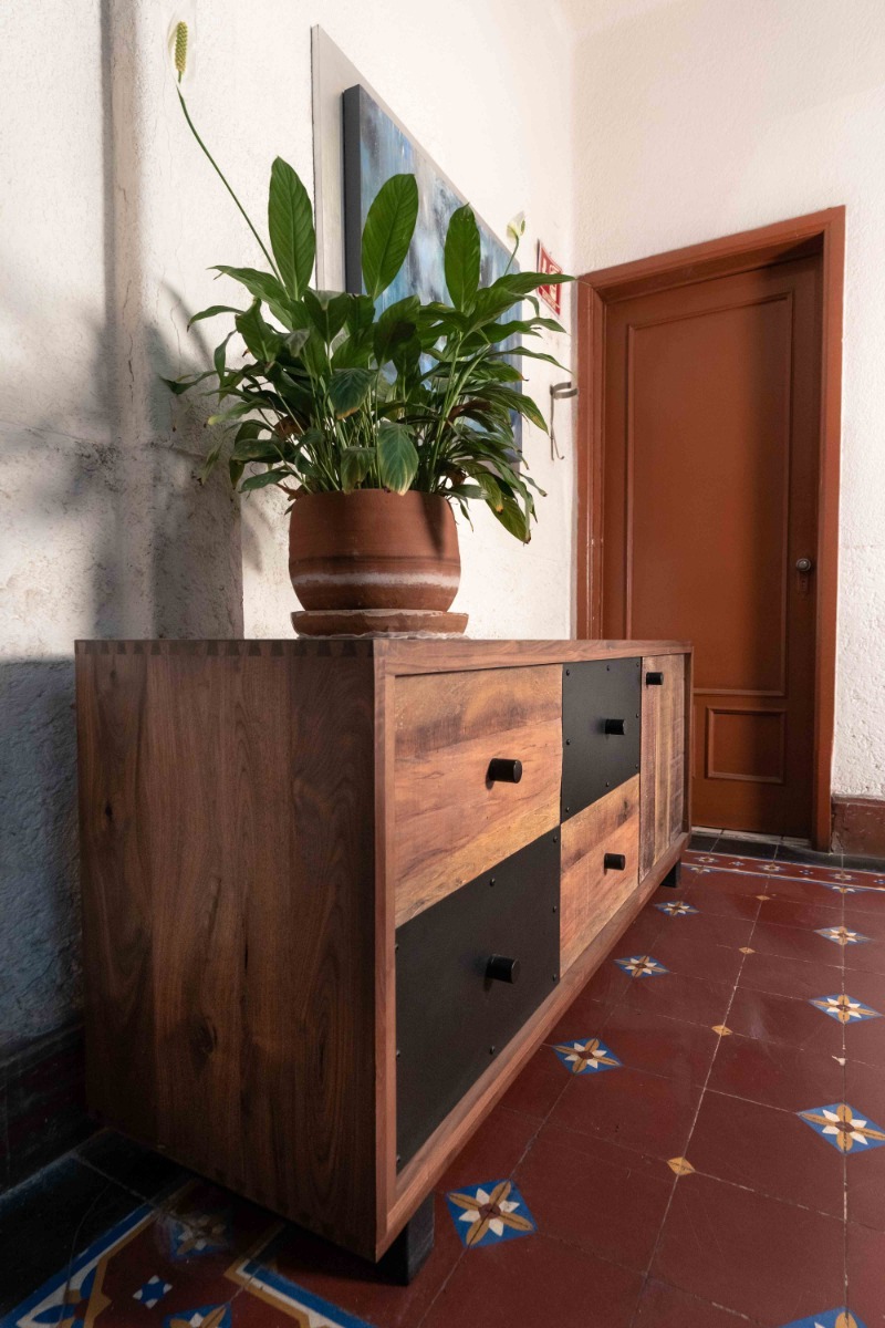 Buffet Cómoda De Madera Nogal Y Hierro - $ 22,800.00 en Mercado Libre