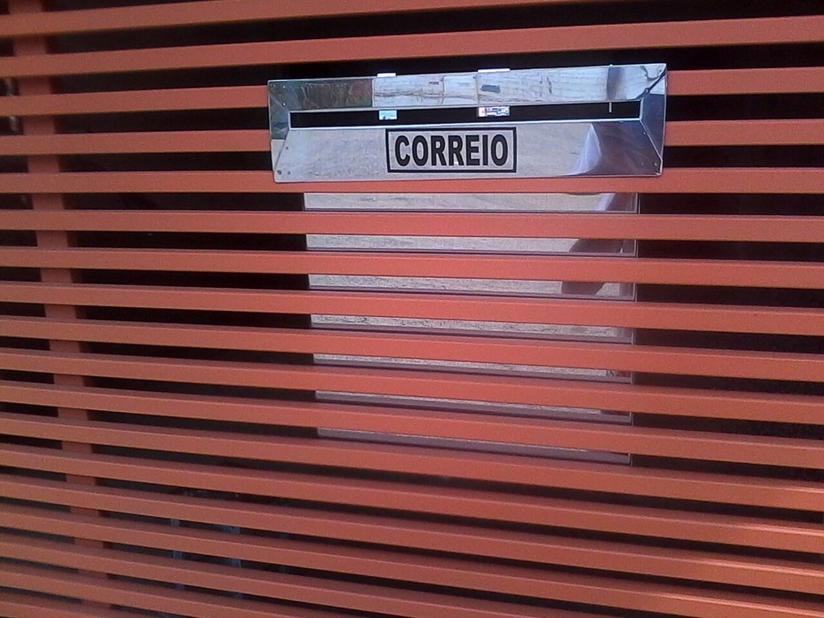 Slot De Correio Para O Metal Da Porta Da Garagem
