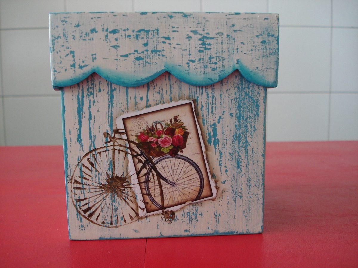 Caja De Madera Pintada A Mano Decapado Con Técnica Decoupage