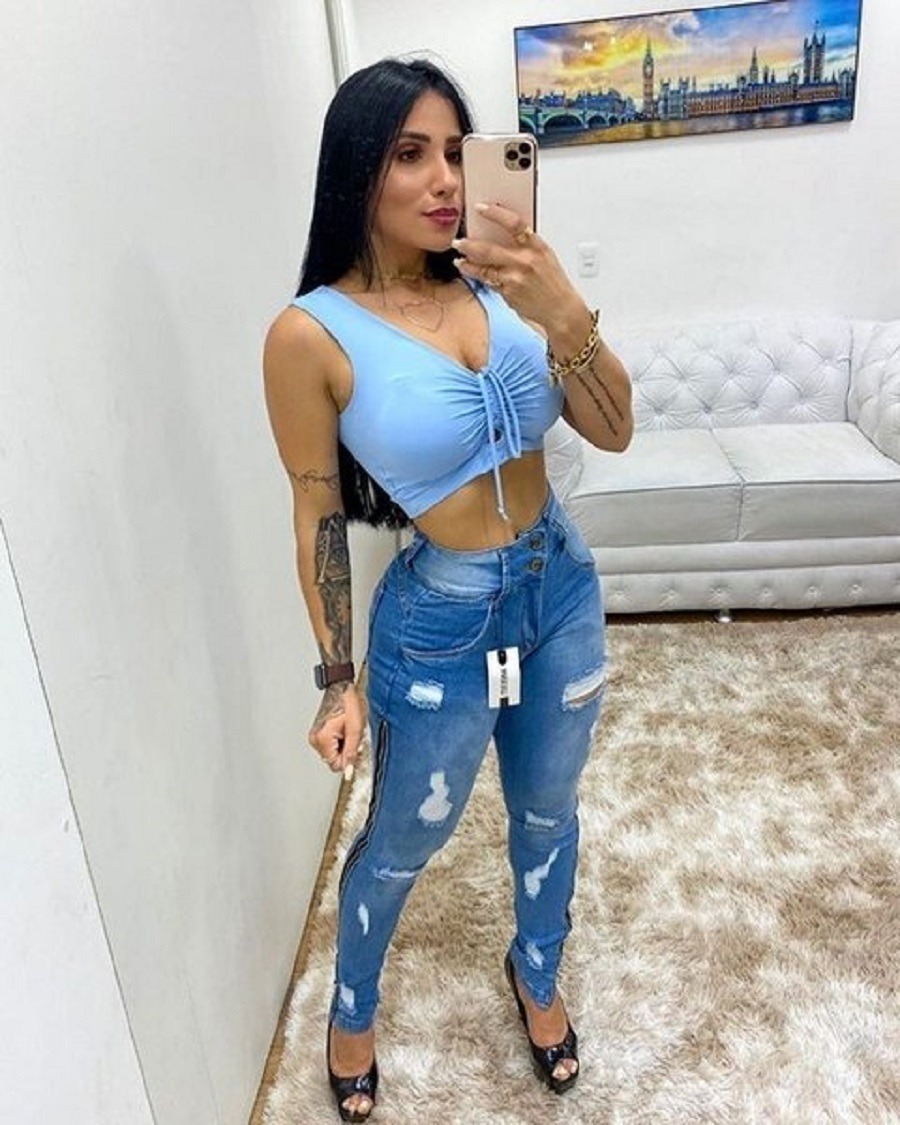 calça jeans cintura alta clara rasgadinha