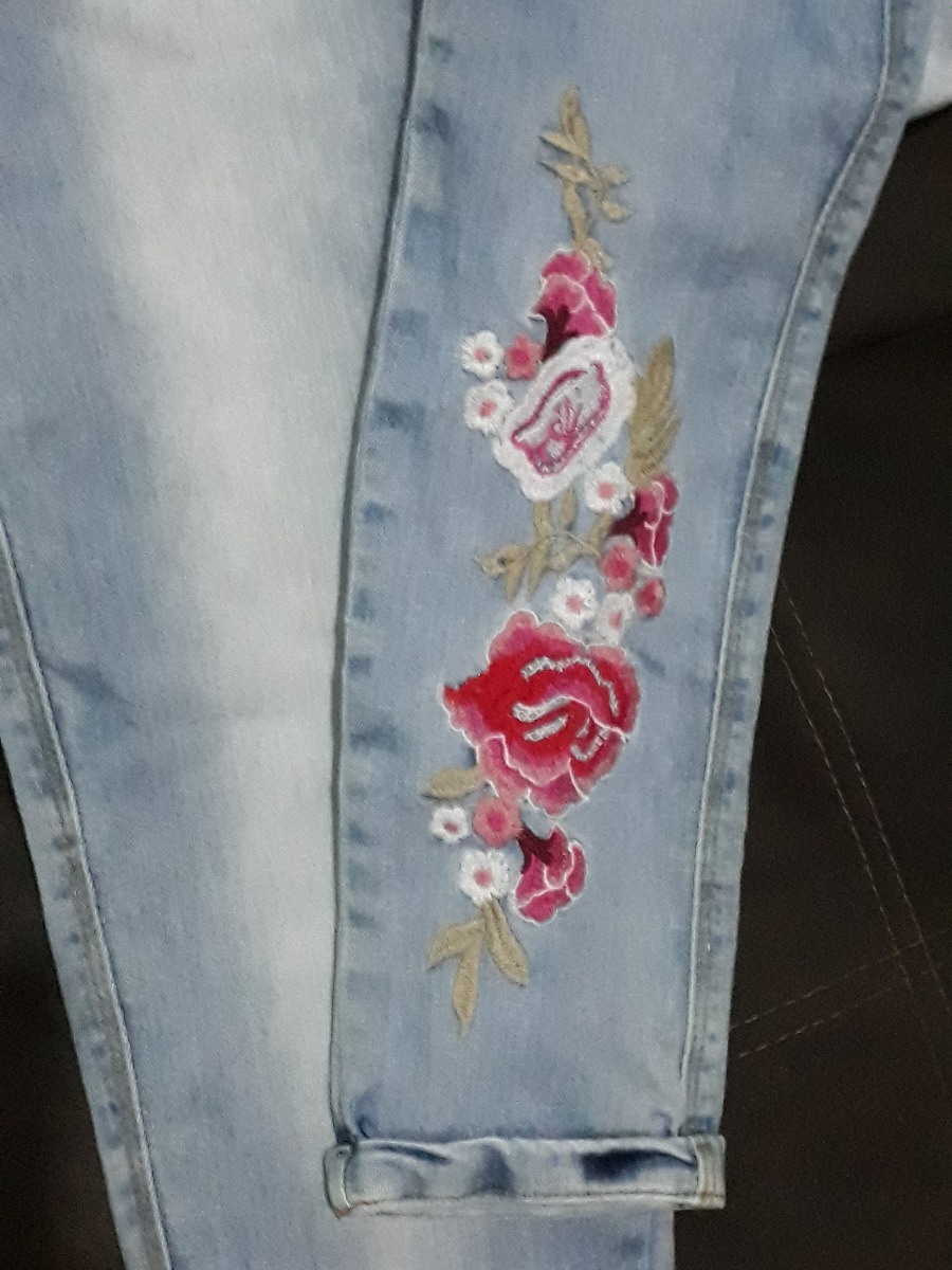 calça jeans bordada