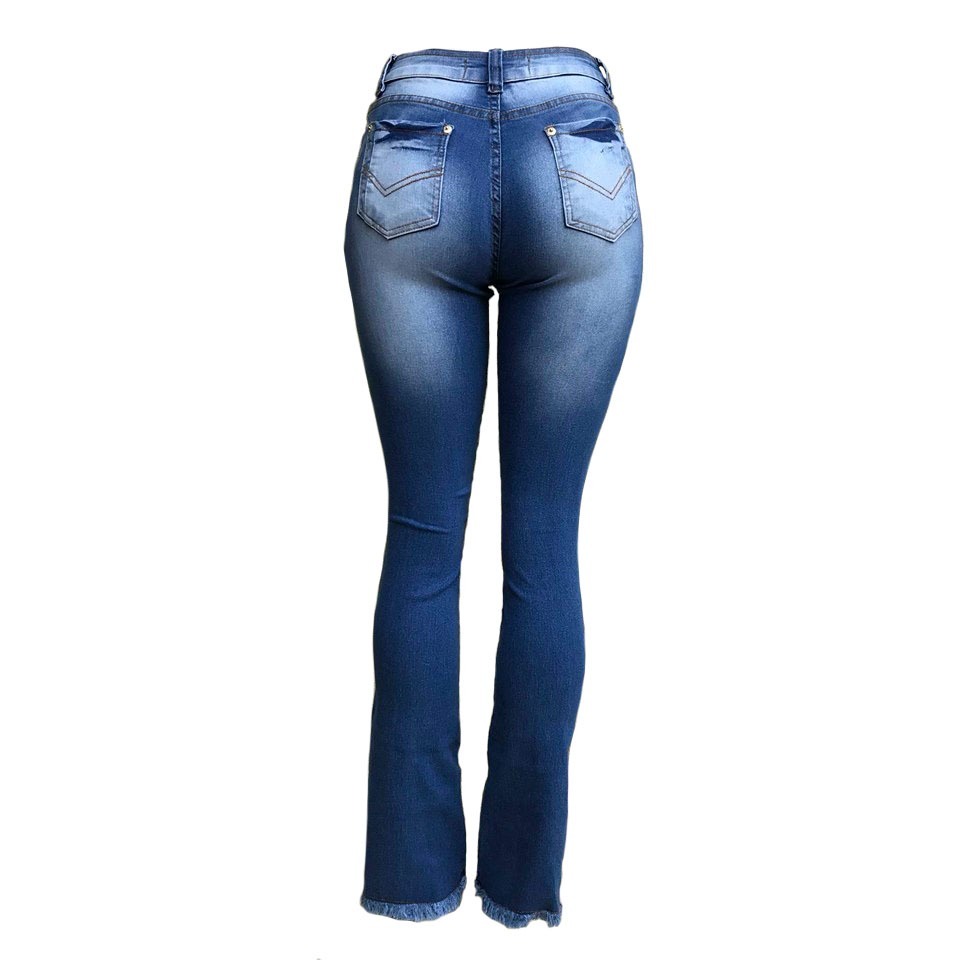 calça jeans de boca de sino