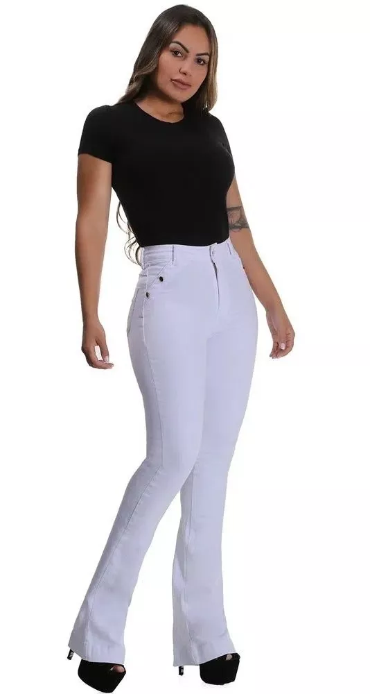 calça jeans branca boca de sino