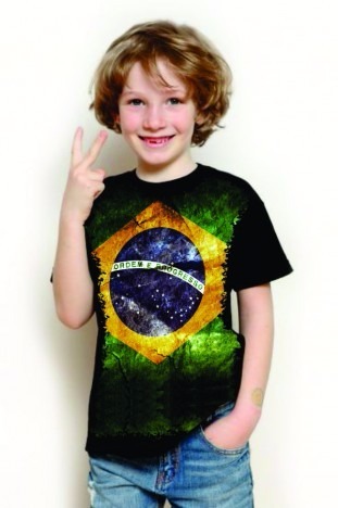Resultado de imagem para menino com bandeira do brasil