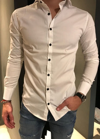 camisa blanca botones negros