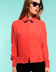 camisa roja de mujer