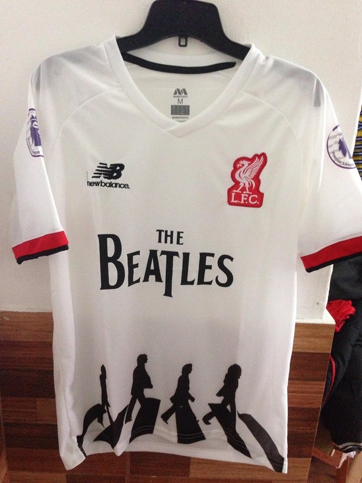 lavar casete impresión HERMOSA! La camiseta que el Liverpool sacará en honor a The Beatles