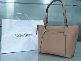 Tacos 42 Para Mujer Ropa y Accesorios Marrón en Mercado CARTERA GUESS UPTOWN CHIC BARCELONA TOTE MOC CAFÉ Guess Peru