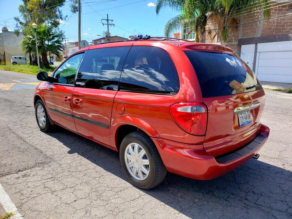 2005 chrysler voyager lx