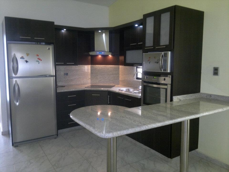 Cocinas empotradas modernas x mt2 bs. 355.000,00 en mercado libre Cocinas con tope de granito negro