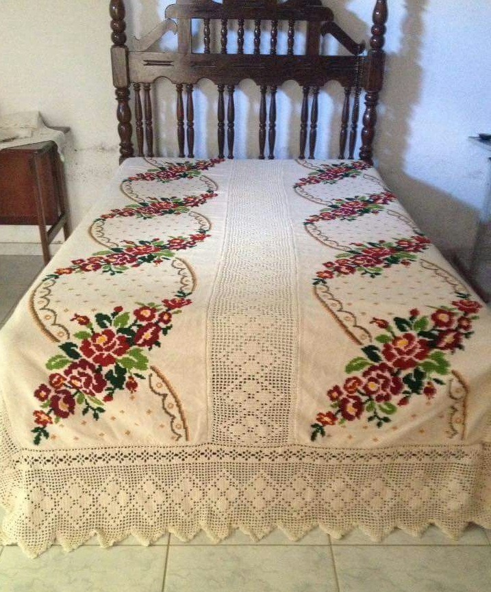 Casal Em Ponto Cruz Colcha Casal Queen Size Bordada Em Ponto Cruz E Crochê 5 - R$ 1.000,00