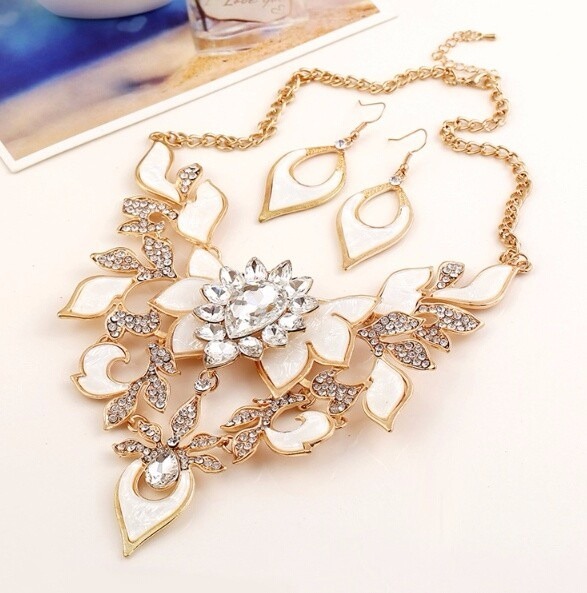 collares grandes con aretes de bisutería de moda.