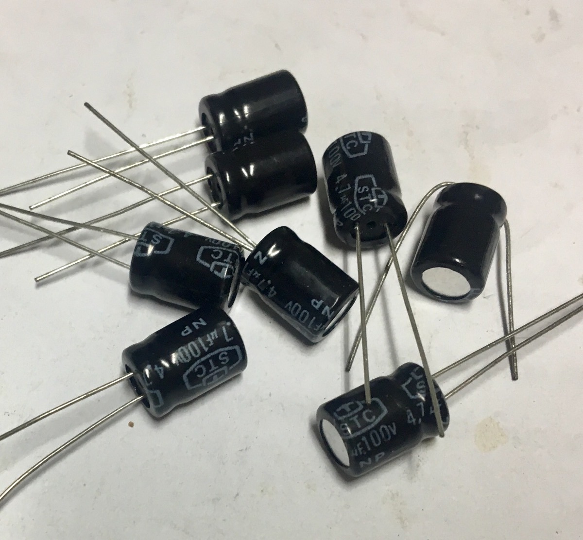 Andifany Polarizado 3300uF 25V Condensadores Electroliticos de Aluminio 20 Pcs
