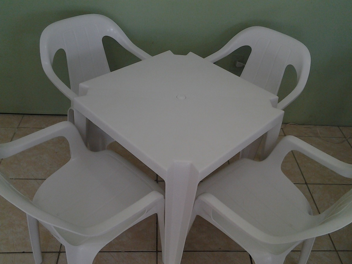 Conjunto 1 Mesa E 4 Cadeiras De Plástico Poltronas Goyana