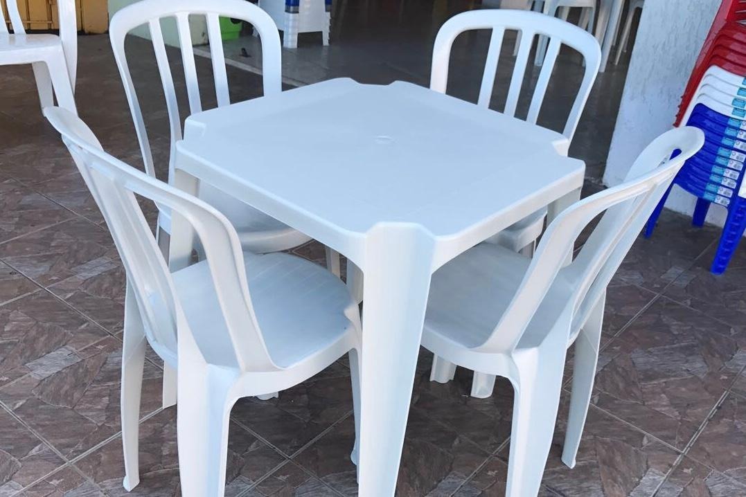 Conjunto De Mesas E Cadeiras De Plástico Goianya Unica