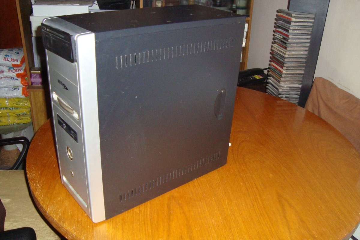 Resultado de imagen para una cpu en una mesa