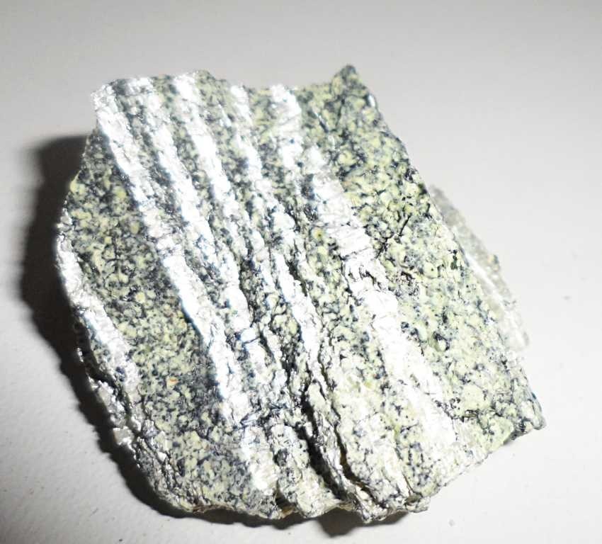 crisotila-sobre-serpentinita-mineral-bruto-de-coleco-n413-D_NQ_NP_16355-MLB20119287535_062014-F.jpg