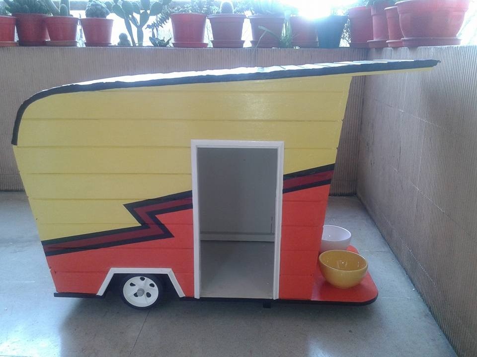 Cucha de diseño artesanal modelo casa rodante para perros ...