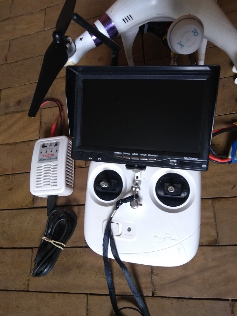 Drone Dji Phantom Com Kit Fpv Camera E Tela Receptora 7 Pol - R$ 1.400