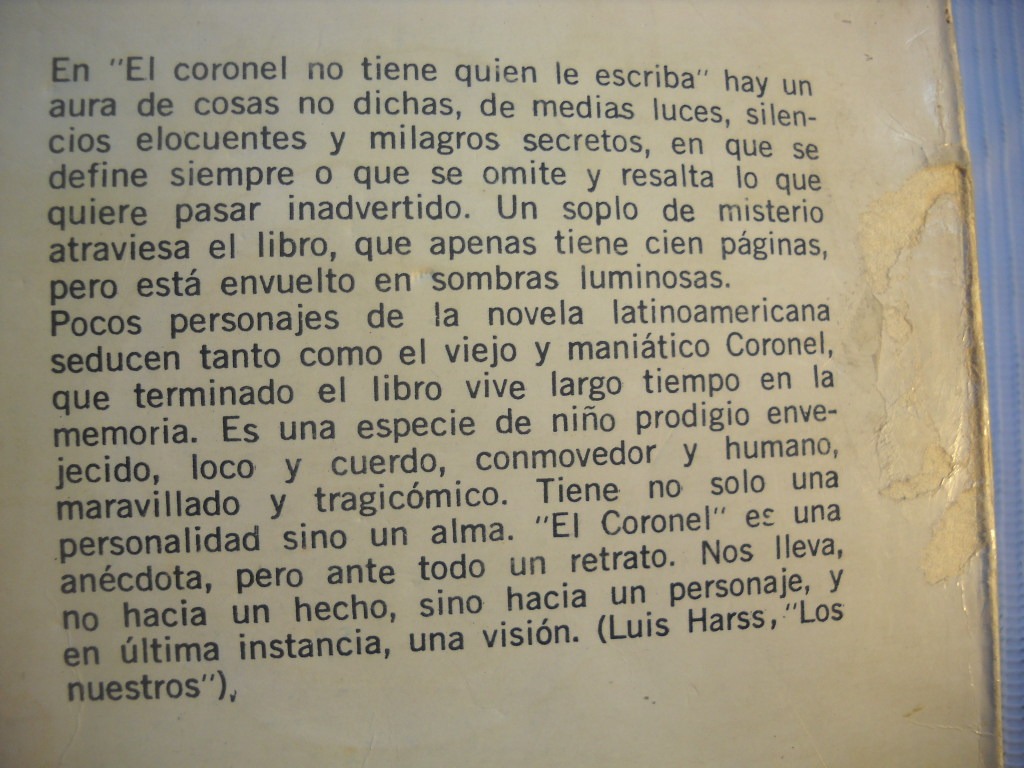 el coronel no tiene quien le El coronel no tiene quien le escriba nos describe los avatares -conformismo, tristeza, soledad, corrupción- de un tradicional pueblo,. el coronel no tiene quien le El coronel no tiene quien le escriba nos describe los avatares -conformismo, tristeza, soledad, corrupción- de un tradicional pueblo,.