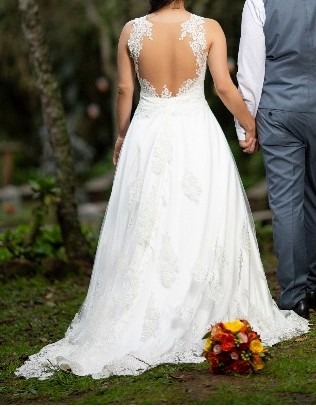 espectacular vestido novia con escote espalda y apliques - $ 400.000