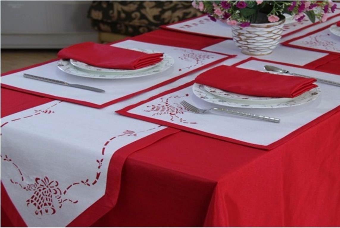 Mesa Con Mantel Rojo Y Blanco