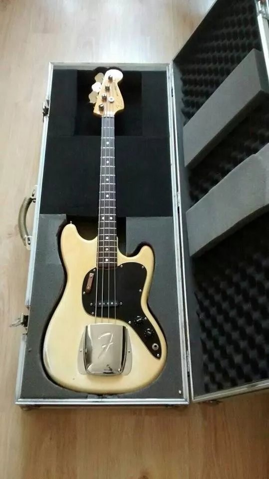 [Imagen: flightcase-bajo-o-guitarra-rockcase-by-w...019-F.webp]