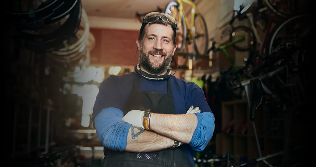 Una persona que vende de pie en su local comercial.