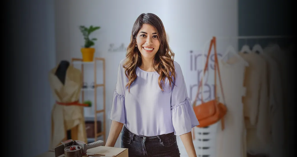 Una persona que vende de pie en su local comercial.