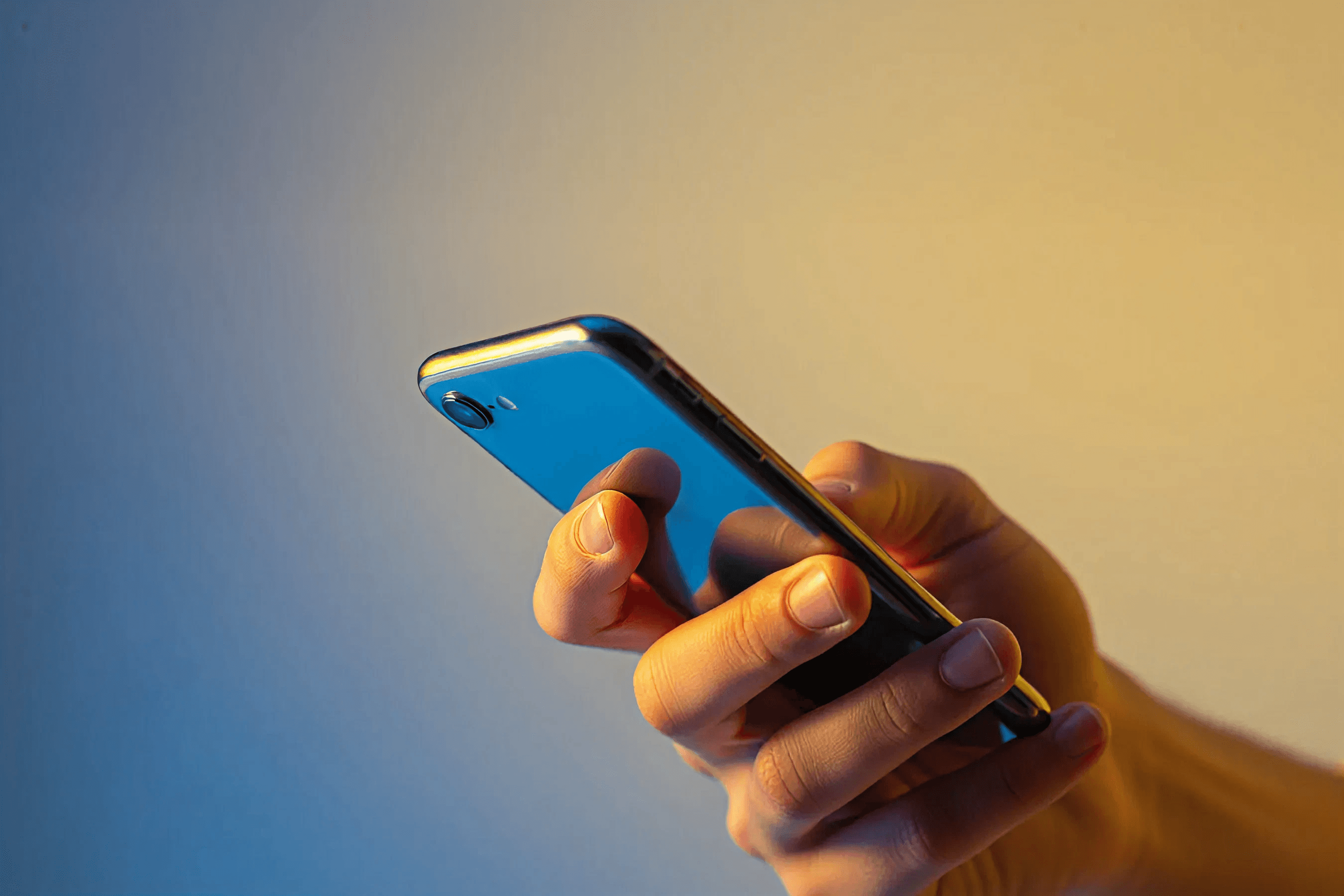 Primeiro plano de celular azul metálico ultrafino, destacando o design elegante onde opera o assistente de IA.