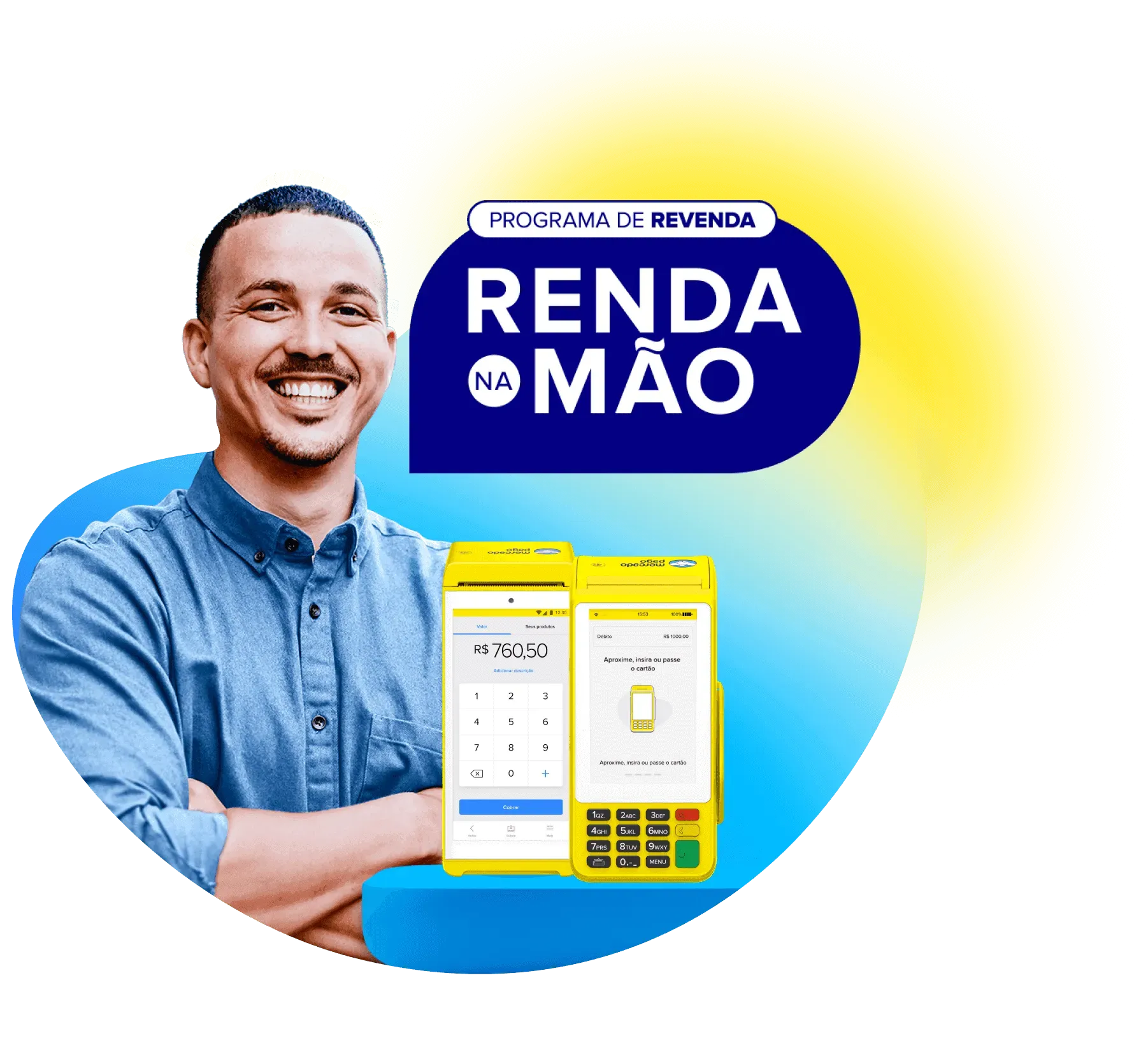 Homem de cabelo raspado, com um sorriso no rosto, de braços cruzados. Na sua frente estão as Point do Mercado Pago. Da esquerda para a direita: Point Mini NFC 2 e Point Pro 2.