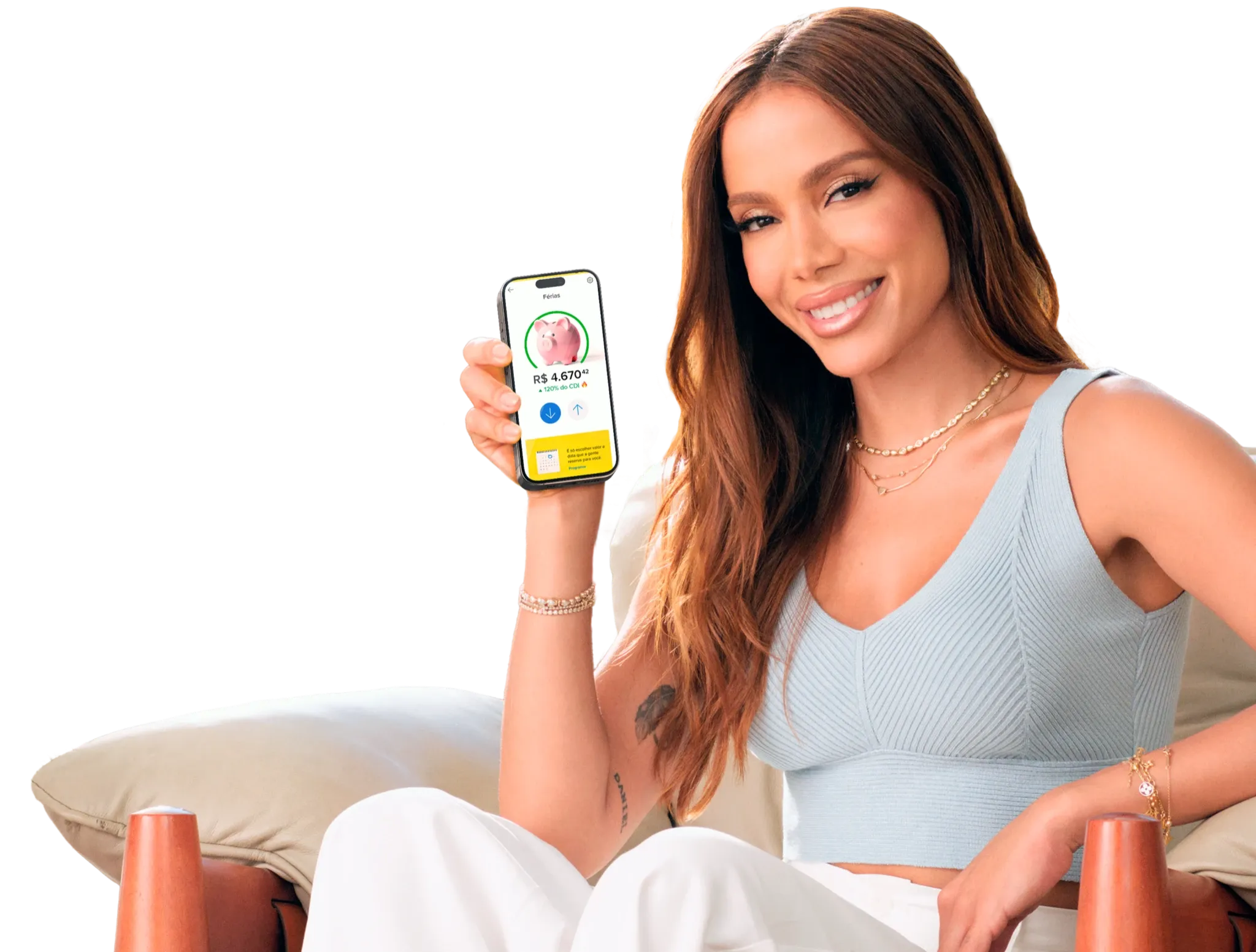 Imagem da cantora Anitta segurando um celular em que a tela mostra o aplicativo do Mercado Pago onde se ve um cofrinho em formato de porco.
