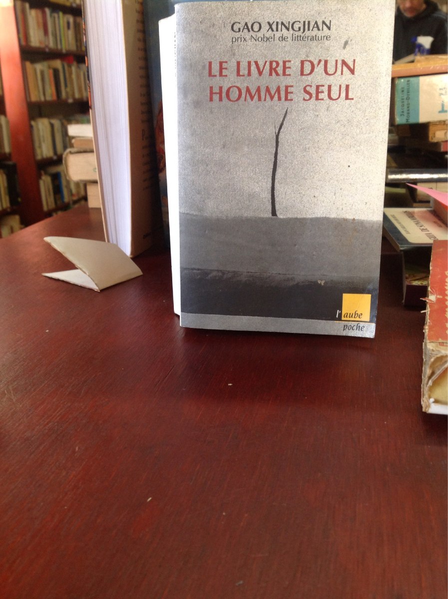 hombre solo en frances