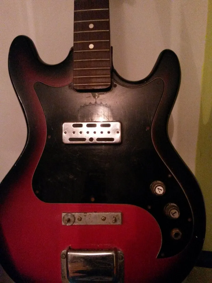 guitarra-electrica-D_NQ_NP_161911-MLV20662867533_042016-F.webp