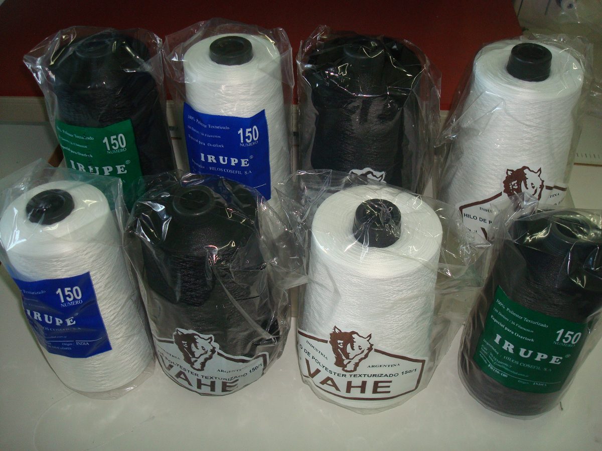 10 conos de hilo de poliester 10 especiales para m/áquinas de coser y remalladoras 5 blancos + 5 negros muy buena calidad