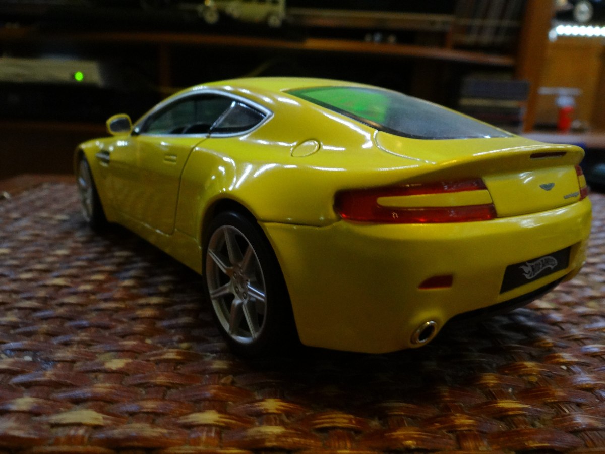 Hot Wheels 1/18 Aston Martin V8 Vantage - $ 1,299.00 en Mercado Libre