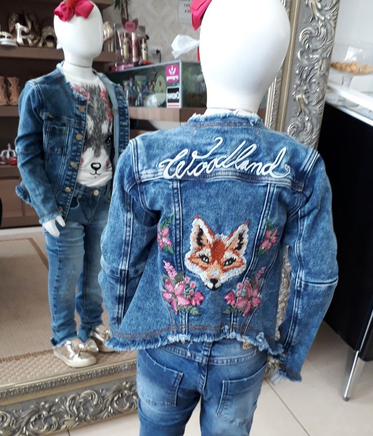 jaqueta jeans bordada nas costas