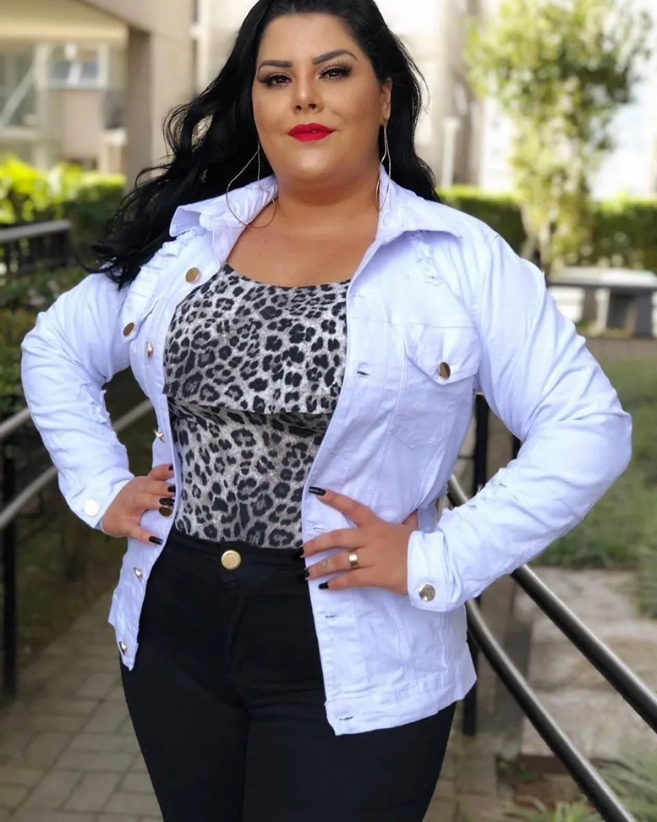 TEC ONLINE | Jaqueta Jeans Plus Size Feminina Branca Com Botões Inverno - R$ 99,99