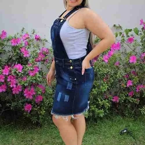 jardineira jeans curta plus size