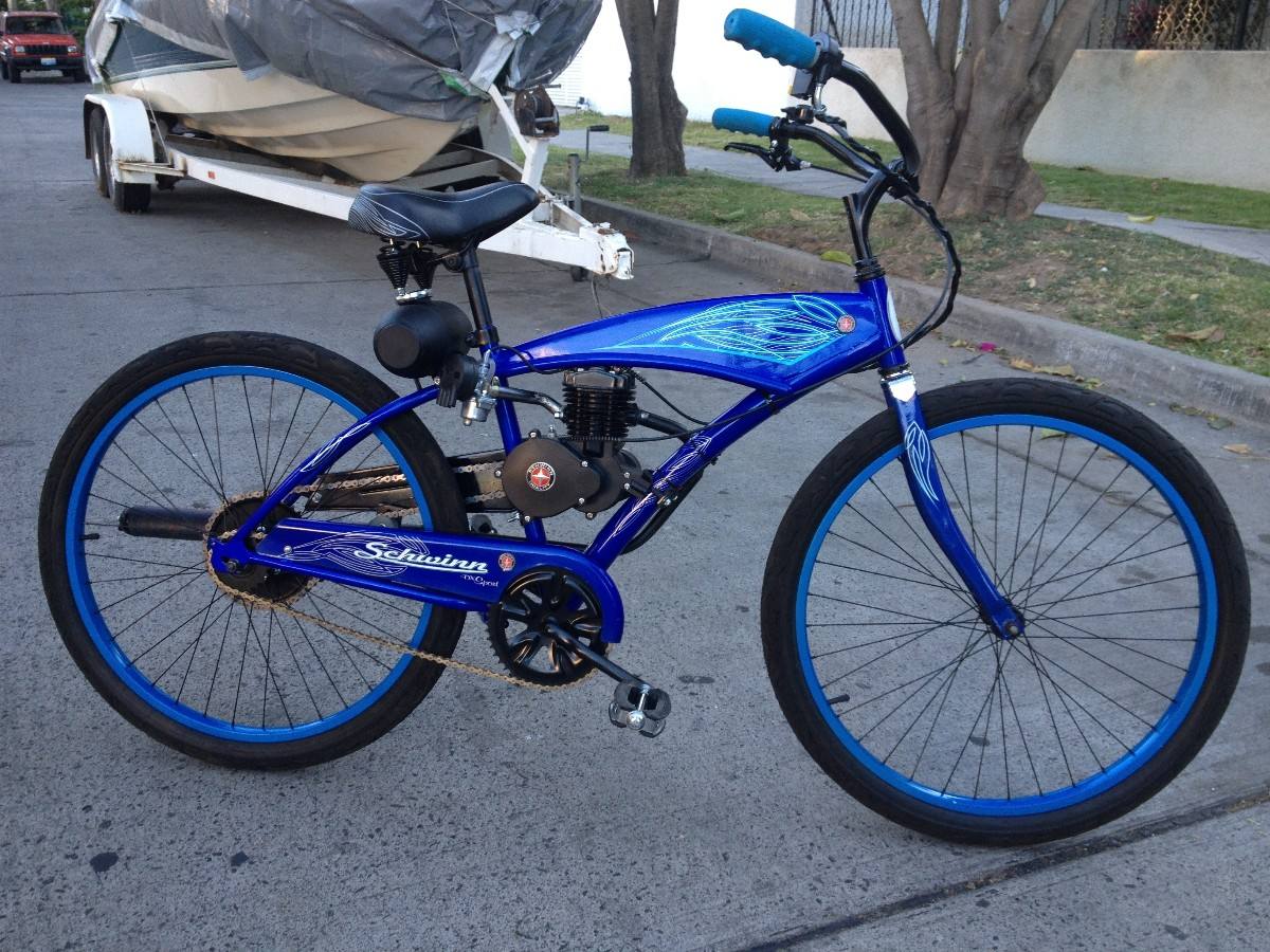 La gasolina a-98 en los barriles