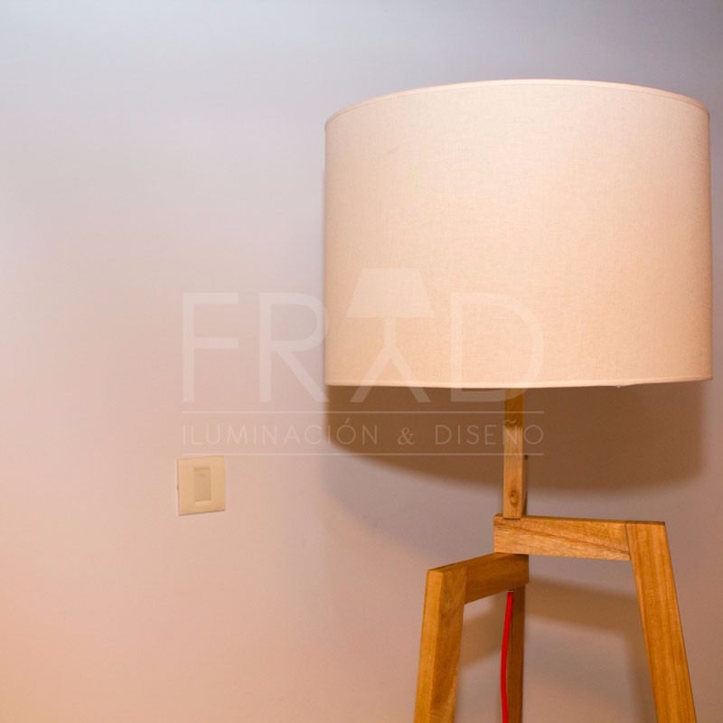 Lámpara de pie moderna en madera trÃpode diseño artesanal ...