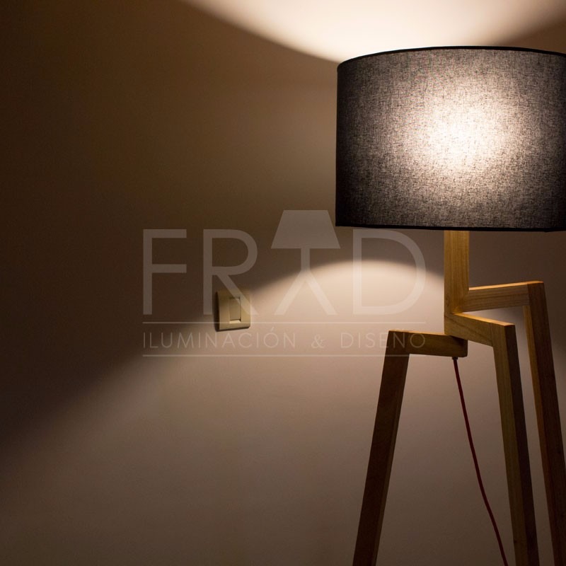 Lámpara de pie moderna en madera trÃpode diseño artesanal ...