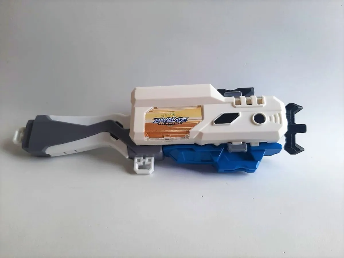 JUGUETES DIDACTICOS LA CASA DEL ARBOL | Lanzador Para Beyblade De Cuerda + Agarradera + Caja De Luz - $ 480.00