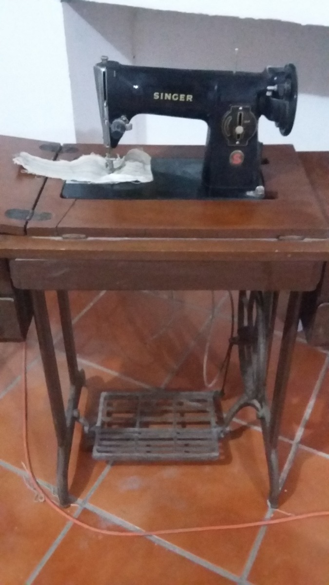 Maquina De Coser Singer Antigua Con Mueble - $ 1,700.00 en