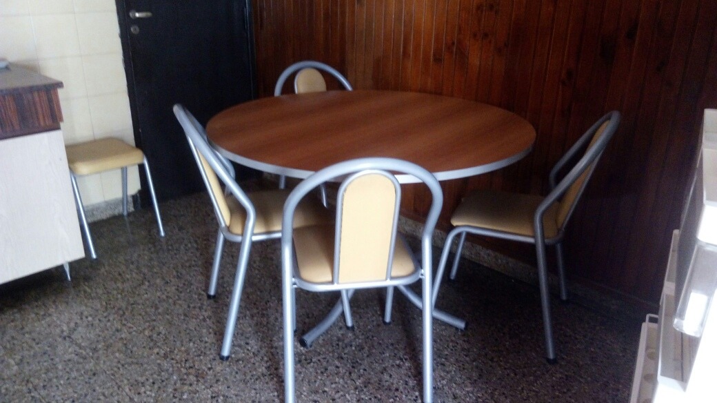 Mesa De Cocina Redonda.impecable - $ 2.000,00 en Mercado Libre Mesa De Cocina Redonda.impecable - $ 2.000,00 en Mercado Libre