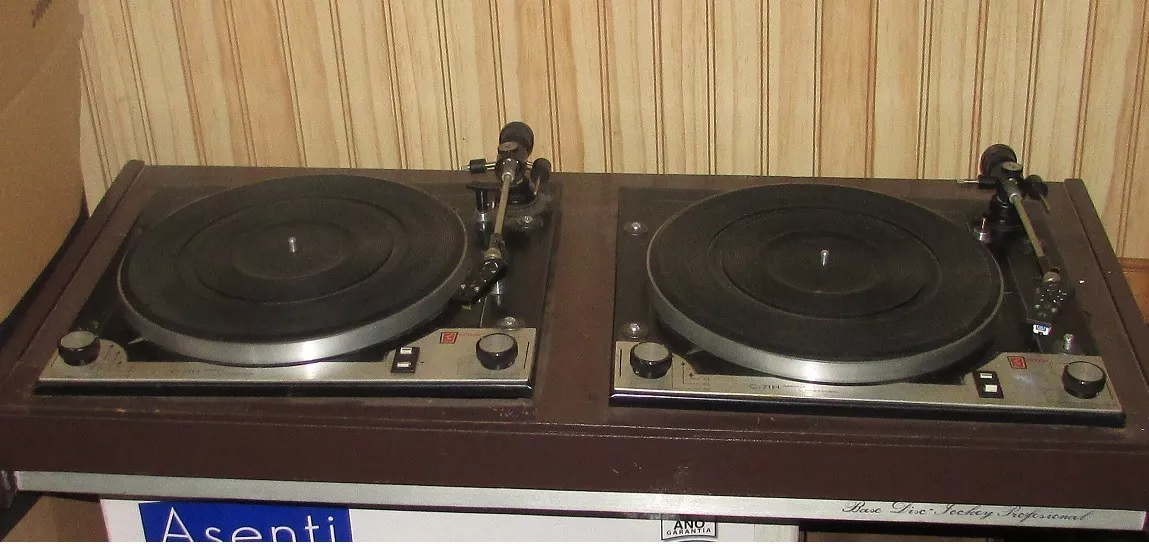 mesa-de-dj-vintage-con-2-tornamesas-sinc