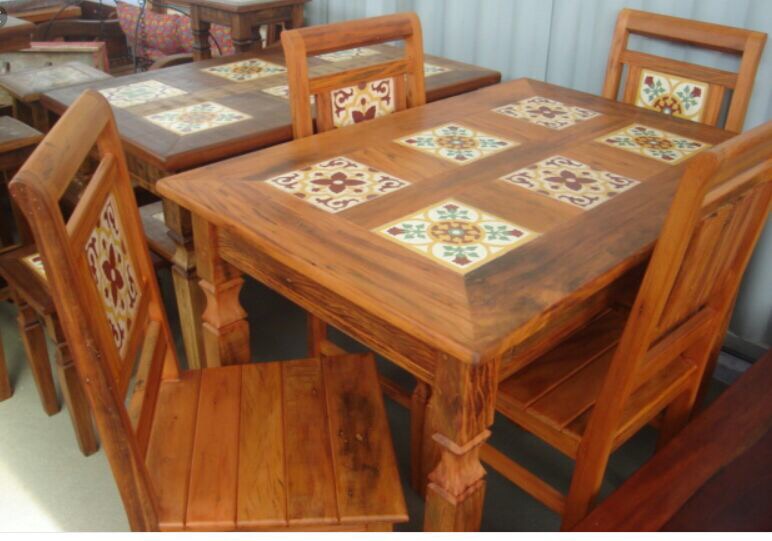 Mesa De Madeira Peroba Rosa Com 4 Cadeiras - R$ 1.600,00