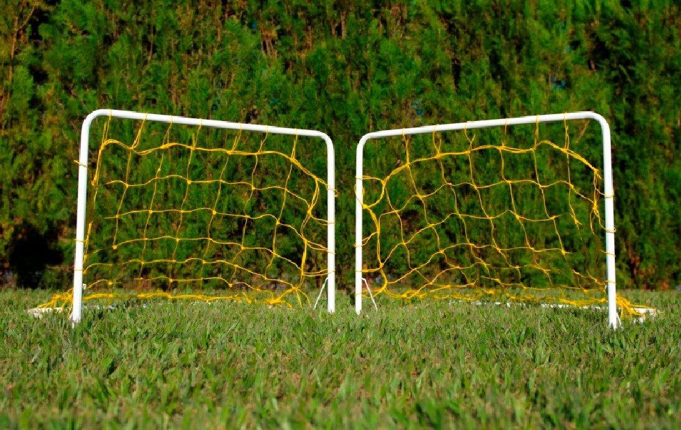 Altura De Uma Trave De Futebol Mini Trave Golzinho Futebol Gol Cano Metal O Par Com Redes - R$ 124,90
